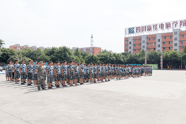 秋季軍訓會操完滿結束，新生面貌煥然一新