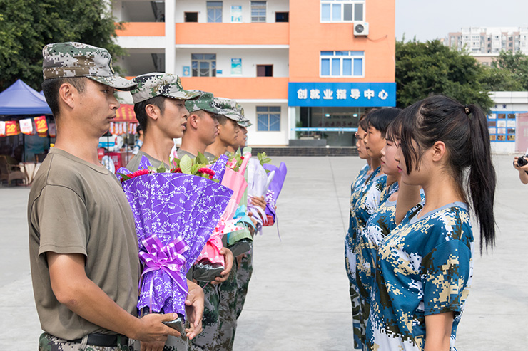 秋季軍訓會操完滿結束，新生面貌煥然一新