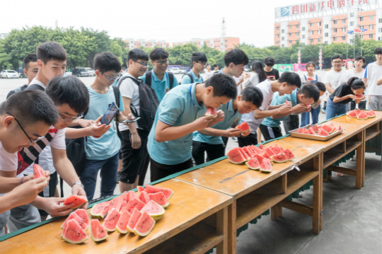 西瓜紅了，四川新華學子盡顯“吃貨”本能