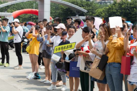 《我們的十八歲》粉絲見面會引爆全場校長張馳空降四川新華