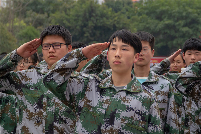 赴一場青春與迷彩的美麗邂逅！四川新華軍訓匯演