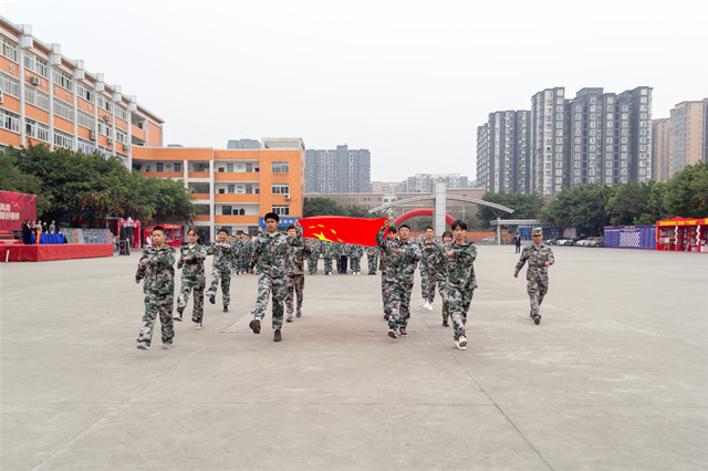 赴一場青春與迷彩的美麗邂逅！四川新華軍訓匯演