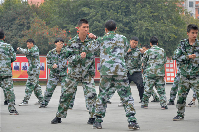 赴一場青春與迷彩的美麗邂逅！四川新華軍訓匯演