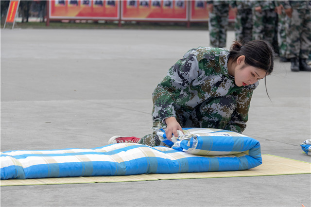 赴一場青春與迷彩的美麗邂逅！四川新華軍訓匯演