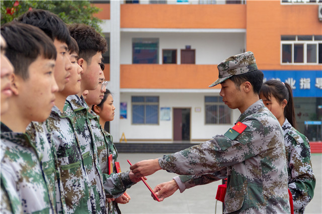 赴一場青春與迷彩的美麗邂逅！四川新華軍訓匯演