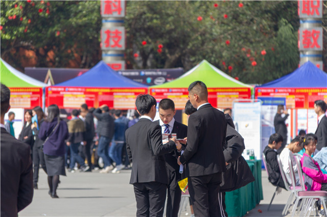 2019四川新華春季畢業(yè)生供不應(yīng)求，逆襲史上最難就業(yè)季節(jié)