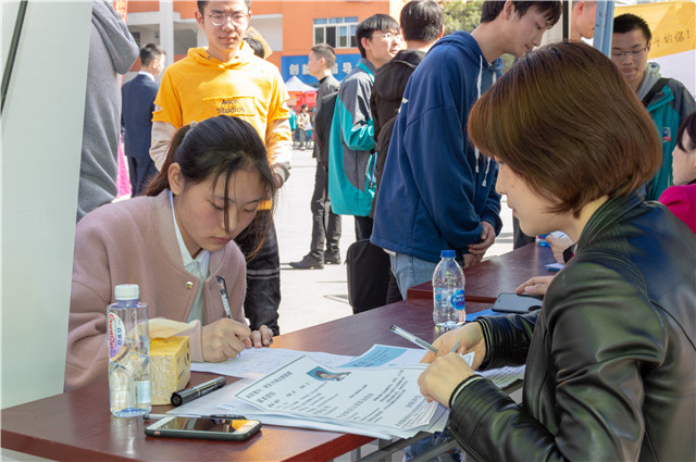 直擊雙選會現場：新華學子厚積薄發，滿意就業