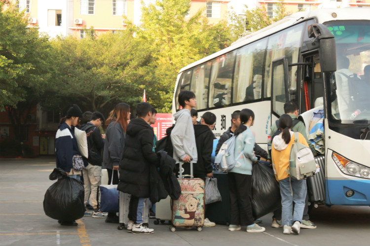 新華定向班學生赴京東實習：實地體驗電商魅力