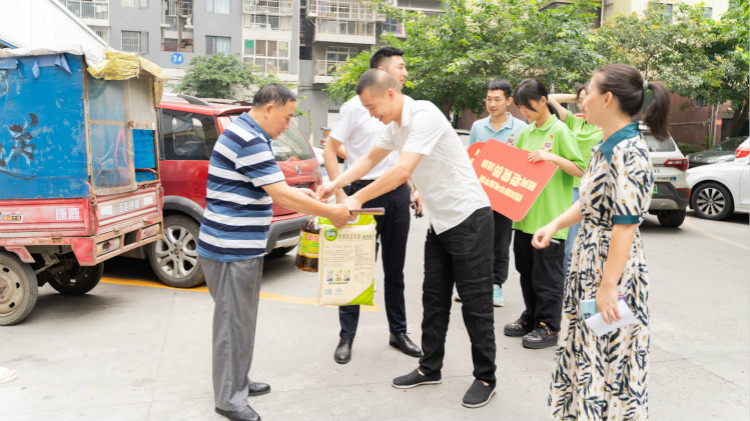 青春心向黨 建黨百年華誕|四川新華走訪慰問老黨員