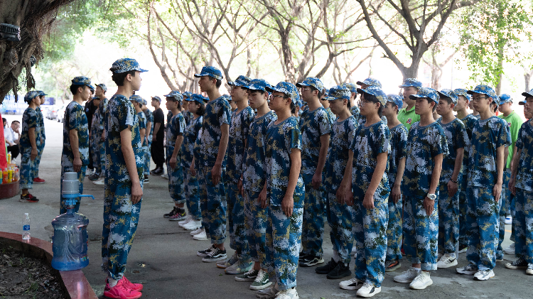 當你還在觀望時,新華學子已經開始軍訓蓄勢待發了