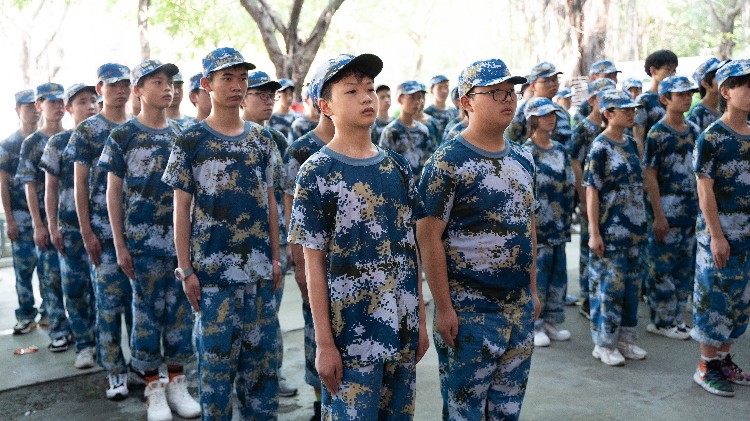 當你還在觀望時,新華學子已經開始軍訓蓄勢待發了