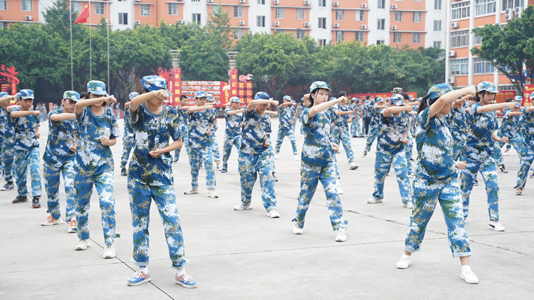 九月開學季|軍訓開啟新華學子的第一課！