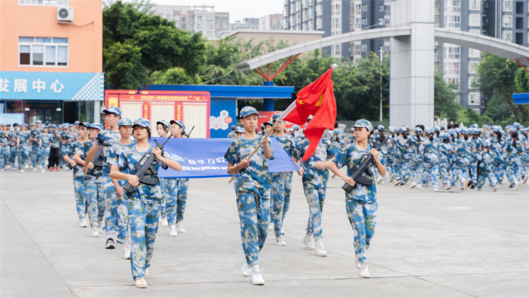 迷彩青春，軍訓蛻變—四川新華素質拓展訓練匯演