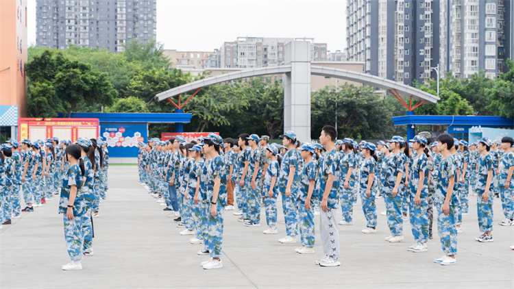 迷彩青春，軍訓蛻變—四川新華素質拓展訓練匯演