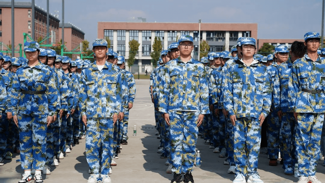 成都新華2024年秋季新生軍事素質拓展訓練